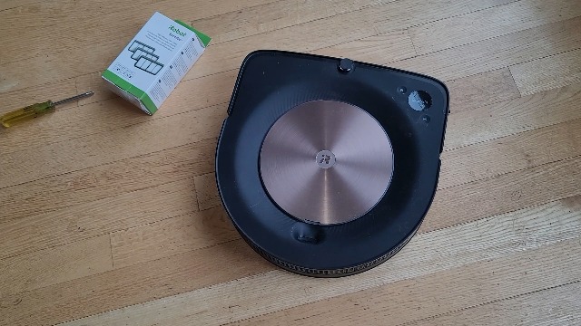 Watch Roomba S9 Filter And Corner Brush Replacement.mp4 on Amazon Live